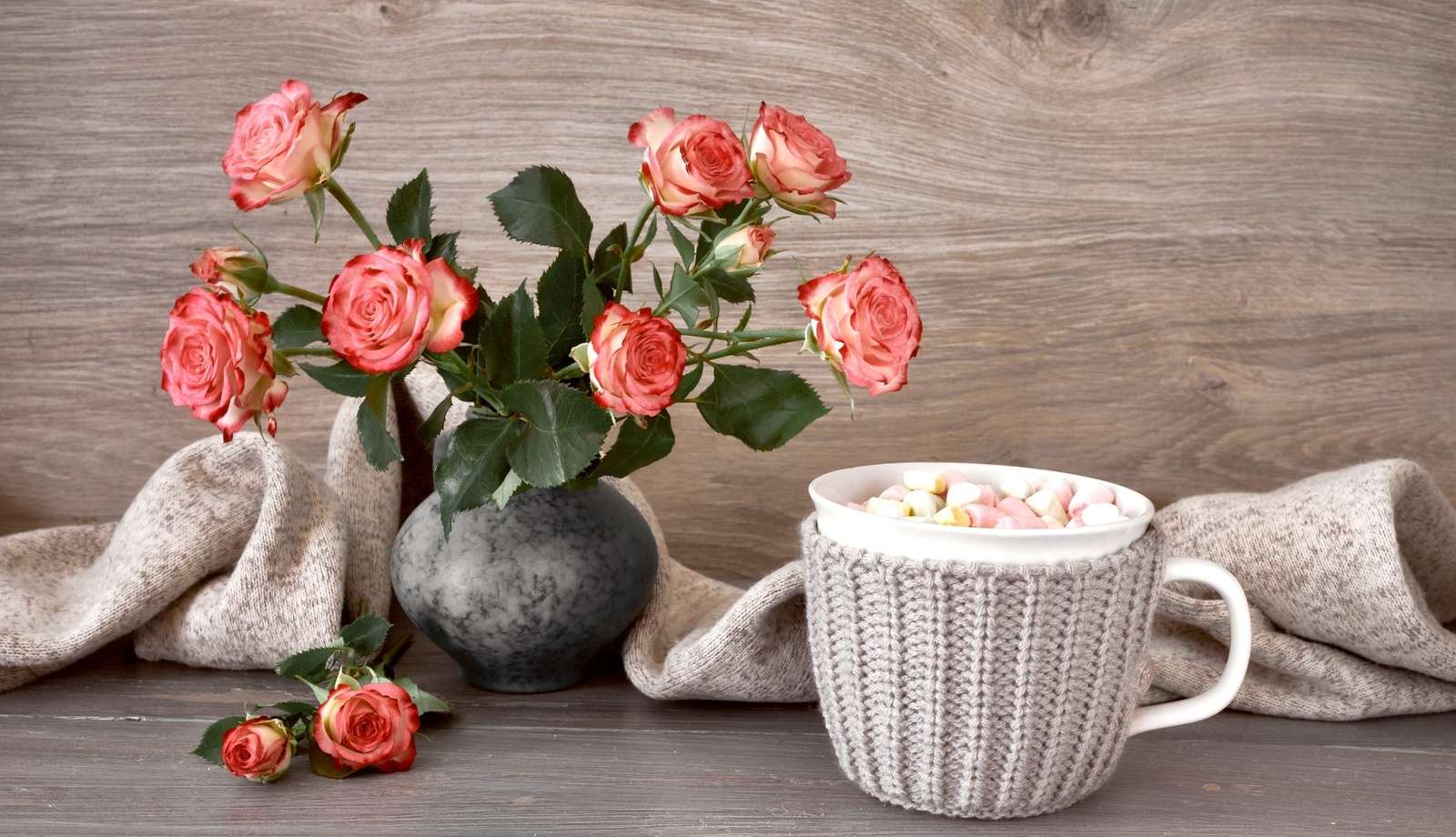 Róże w wazonie obok kubka z piankami puzzle online