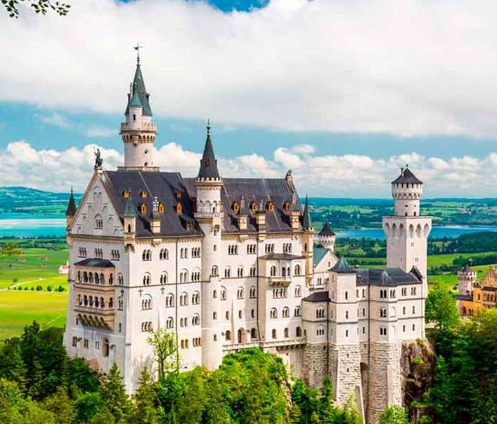 Zamek Neuschwanstein w Alpach puzzle online