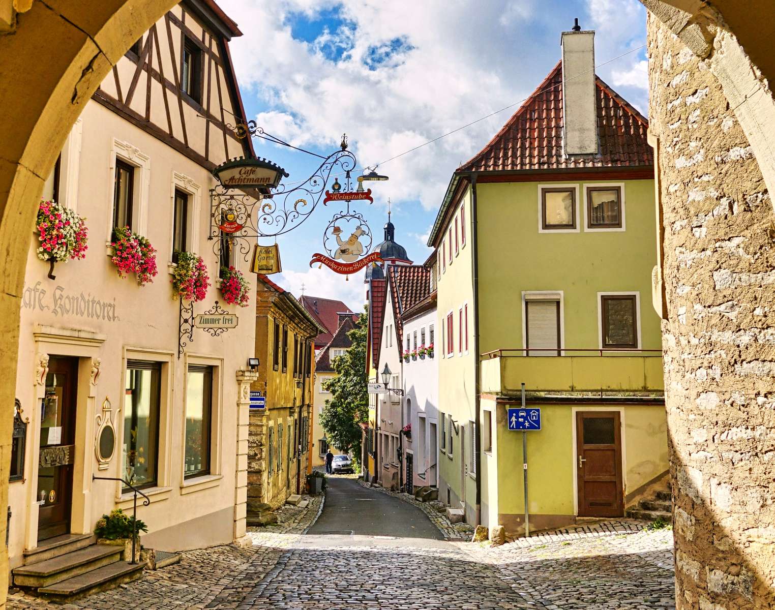 Pięknie utrzymana średniowieczna wioska puzzle online