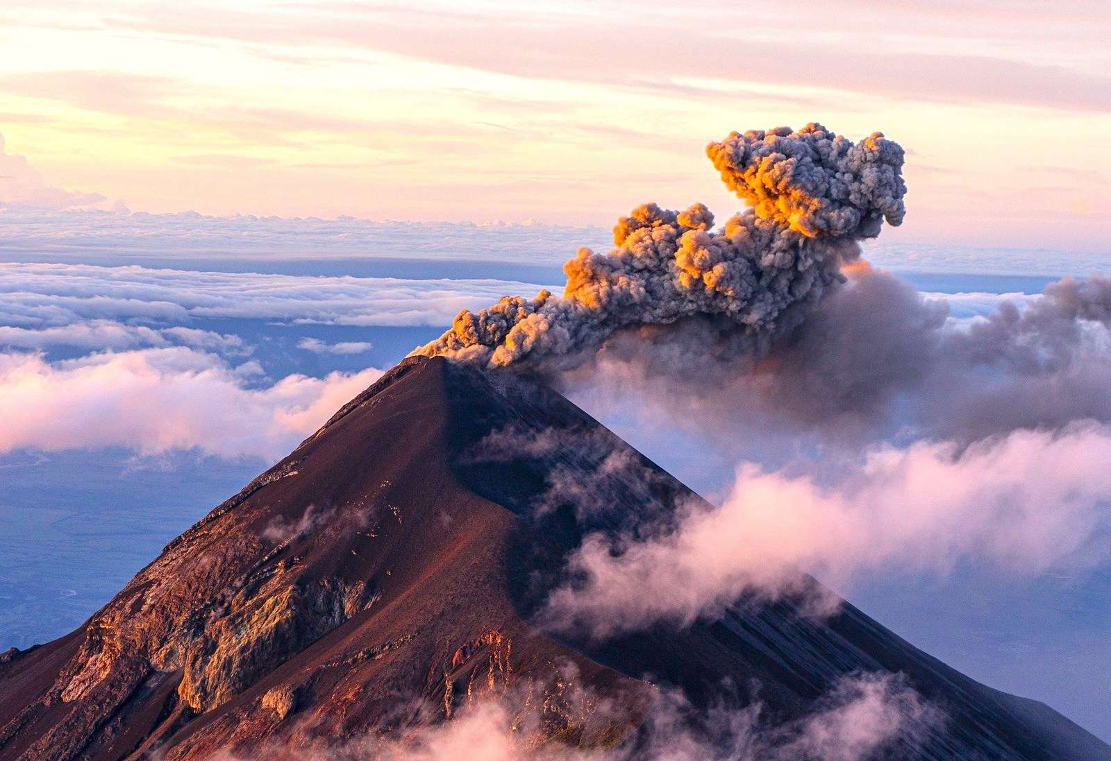 Dymiąca góra wulkaniczna puzzle online