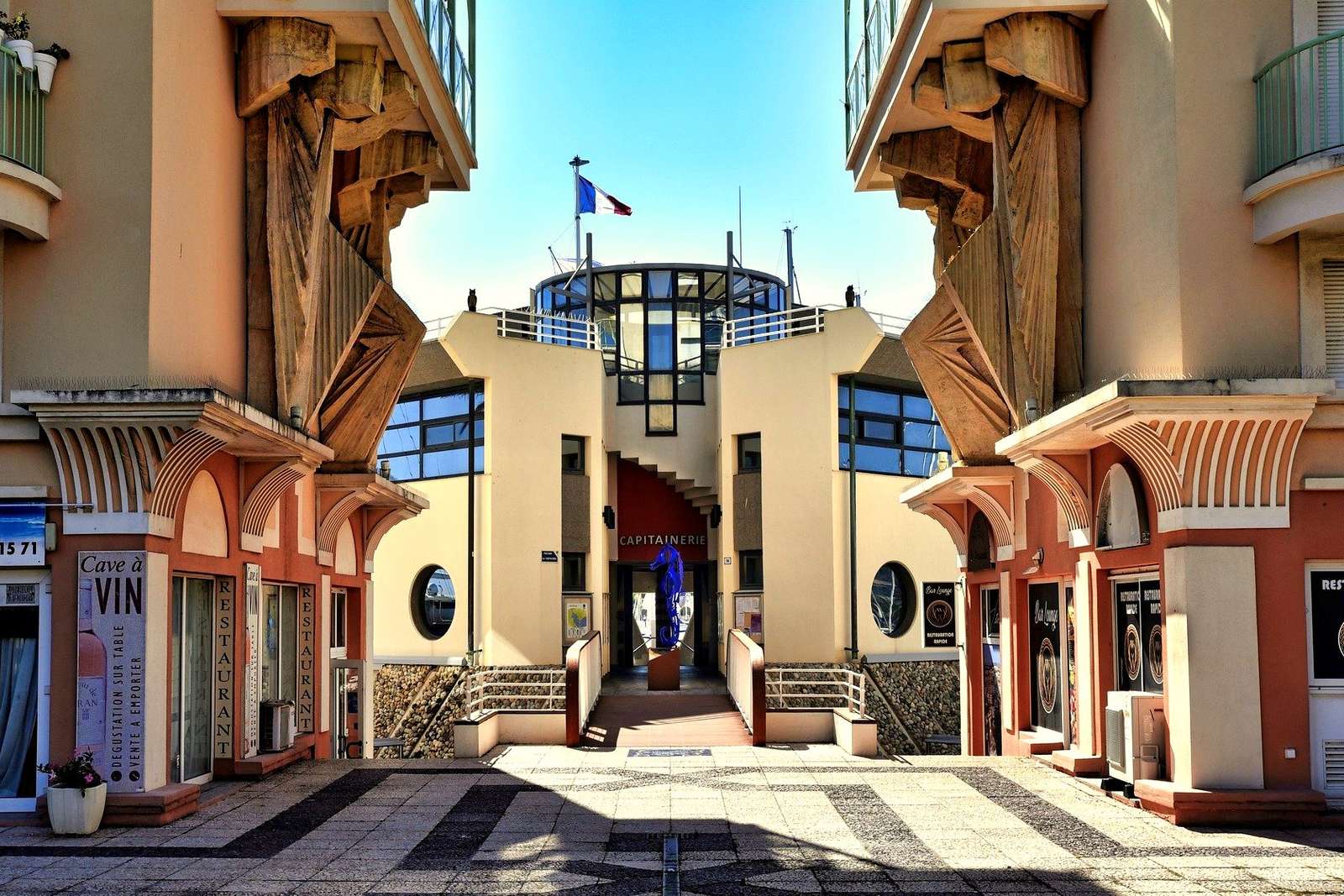 Fréjus (Francja) - budynek dowództwa marynarki puzzle online