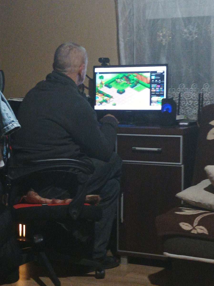 Mój tata grający na komputerze puzzle online