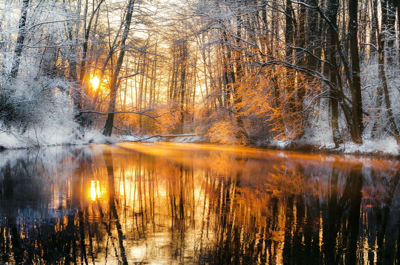 Zimowy zachód słońca nad rzeką puzzle online