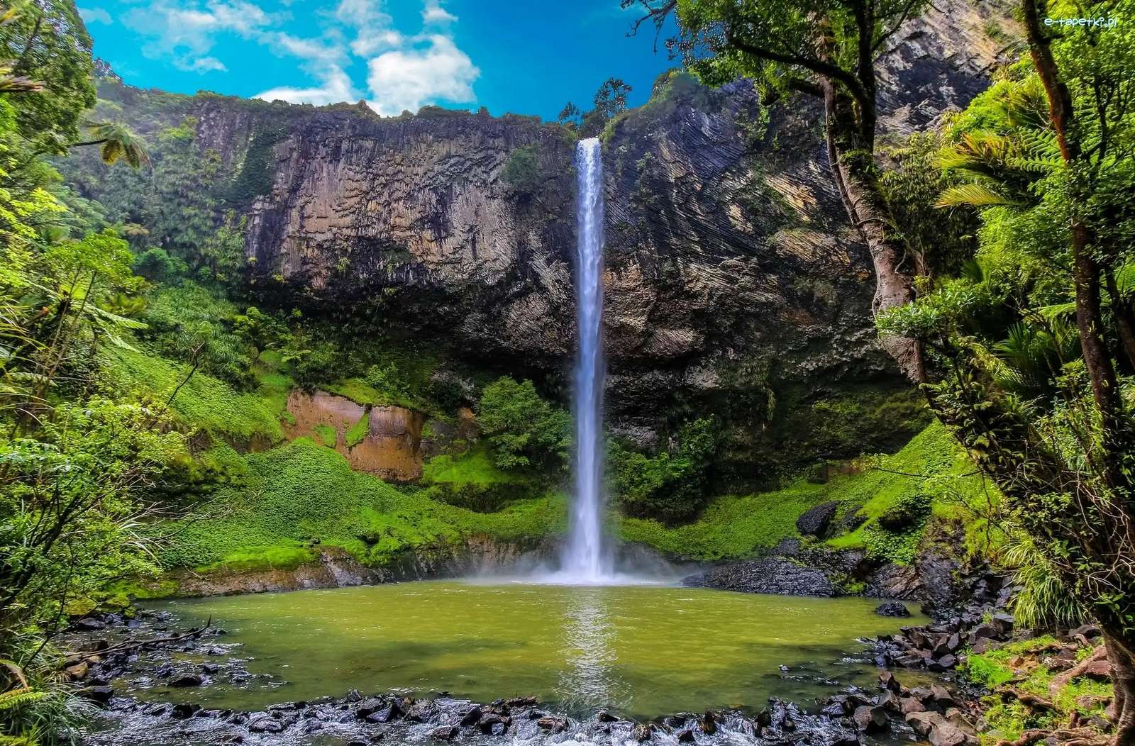 Piękny wodospad w tropikach puzzle online