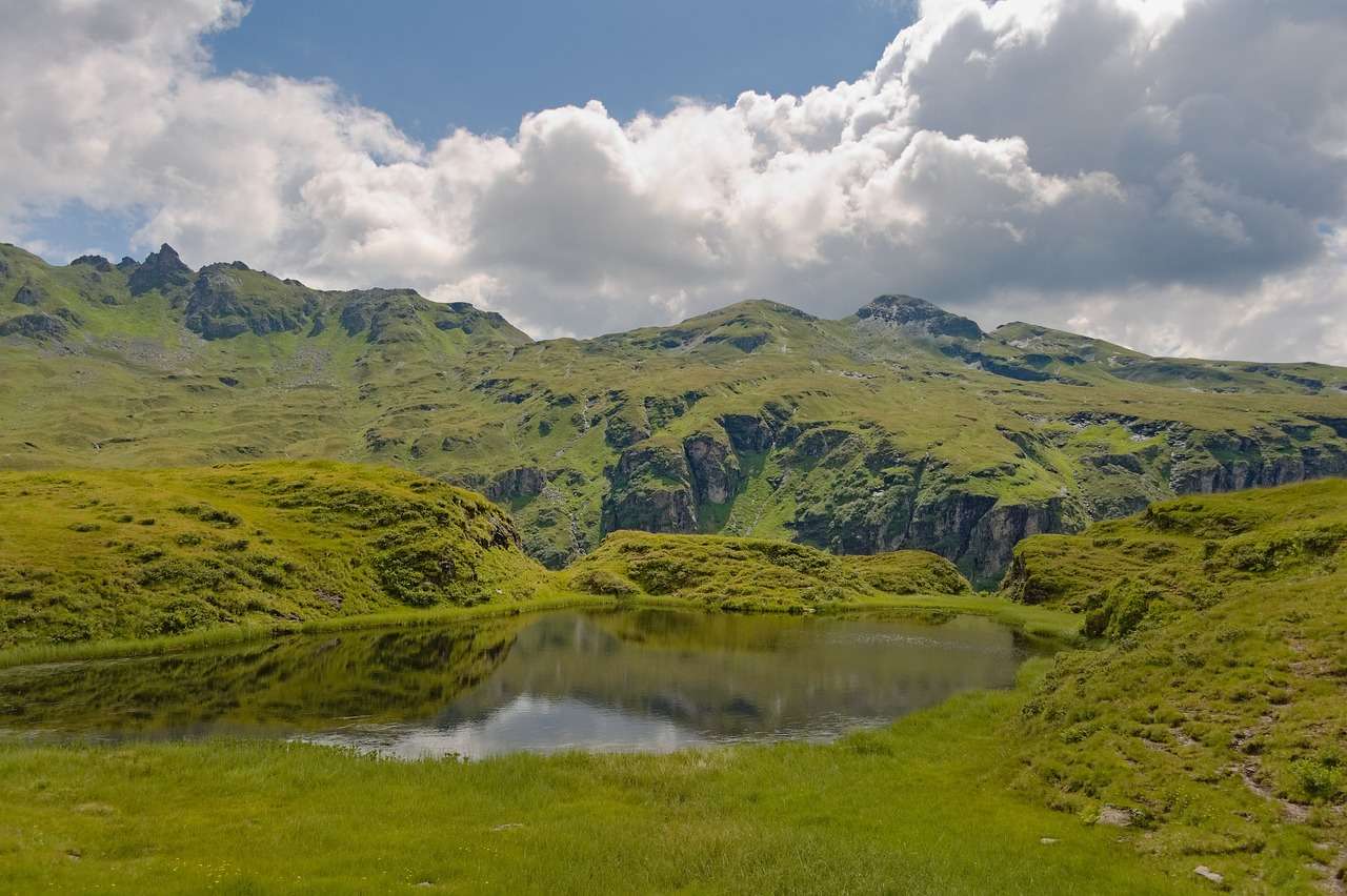 Górskie jezioro w słońcu puzzle online