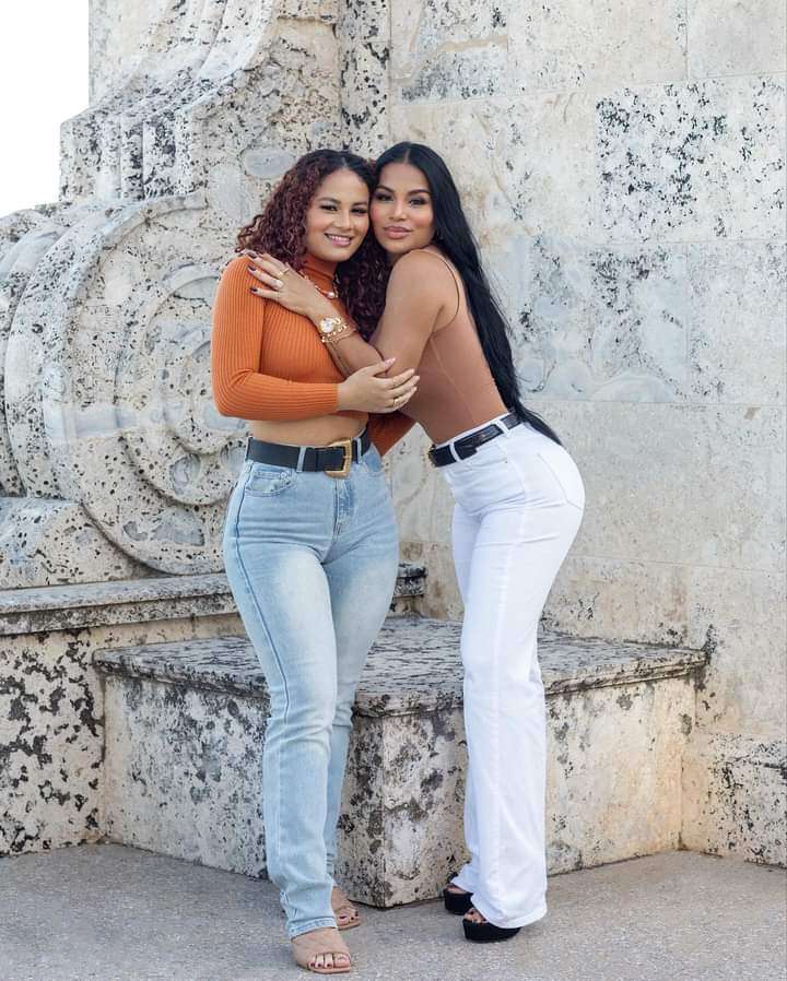 Dwie piękne kobiety puzzle online