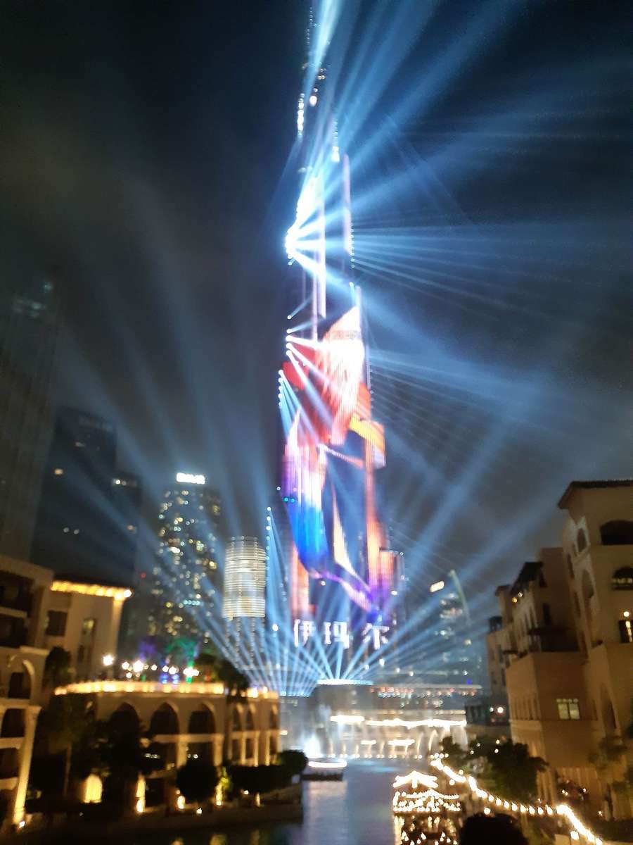 Wieczorny pokaz świetlny Burj Khalifa w Dubaju puzzle online