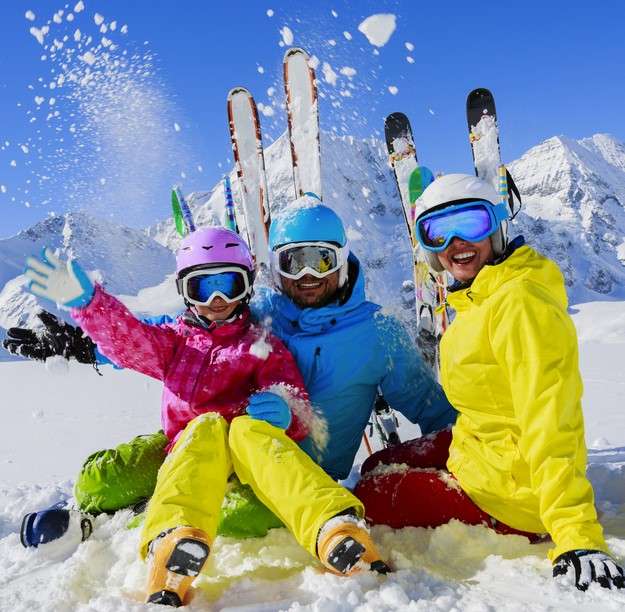 Rodzina w górach na nartach puzzle online