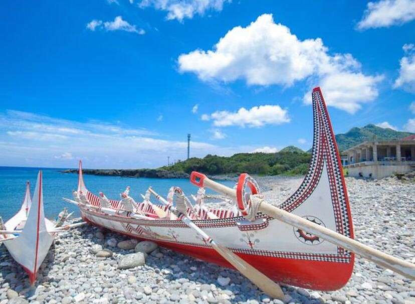 Piękne łodzie na brzegu w Tajlandii puzzle online