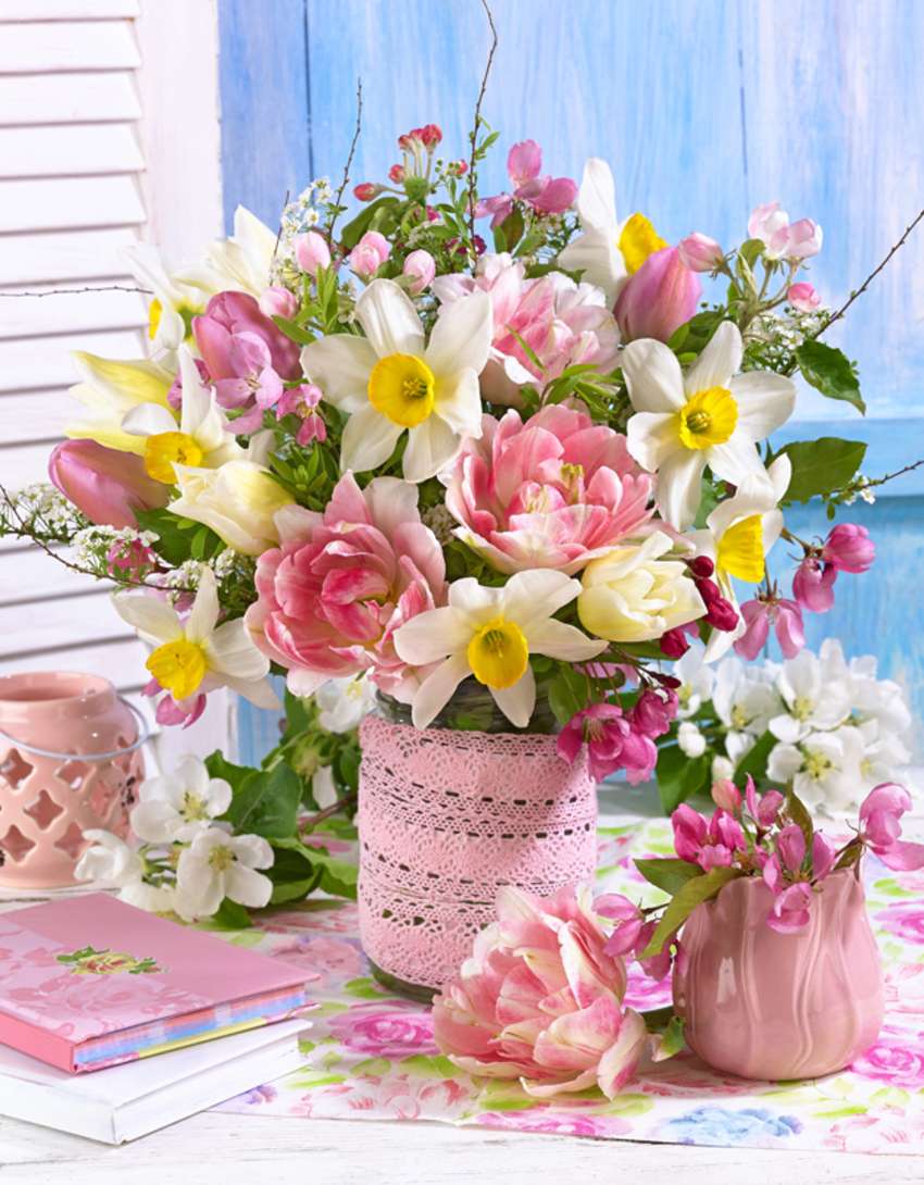 Célébrons Pâques: somptueuses fleurs printannières puzzle online