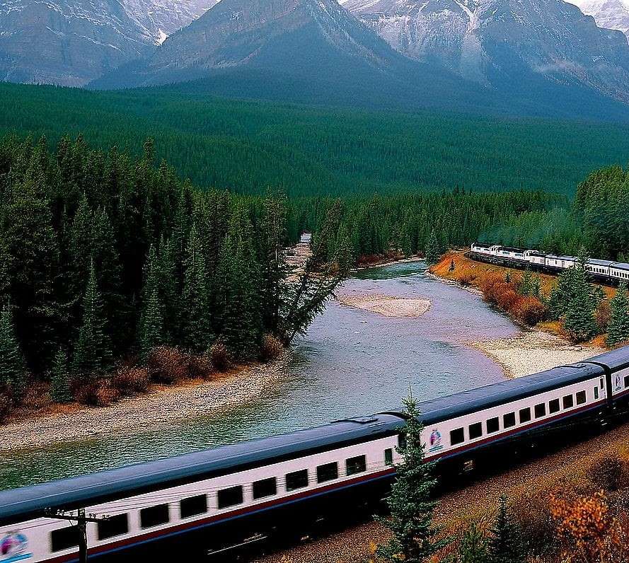 Długi pociąg przejeżdżający przez góry puzzle online