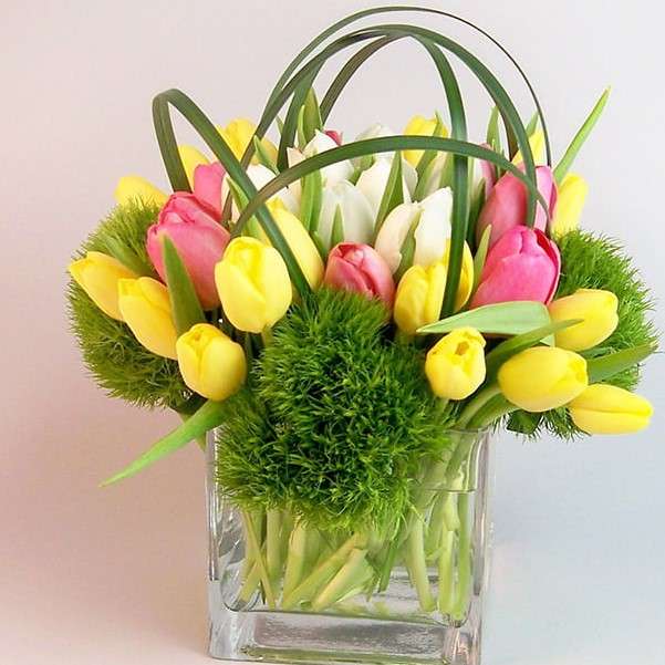 Małe tulipany w szklanym wazonie puzzle online