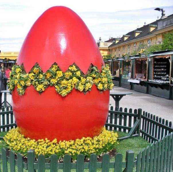 Wielkie jajo wielkanocne w mieście puzzle online