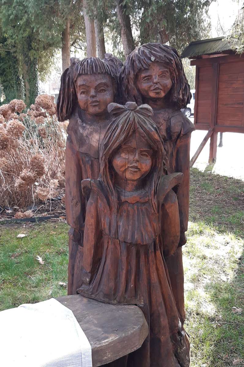 drewniane figurki dzieci w Nałęczowie puzzle online