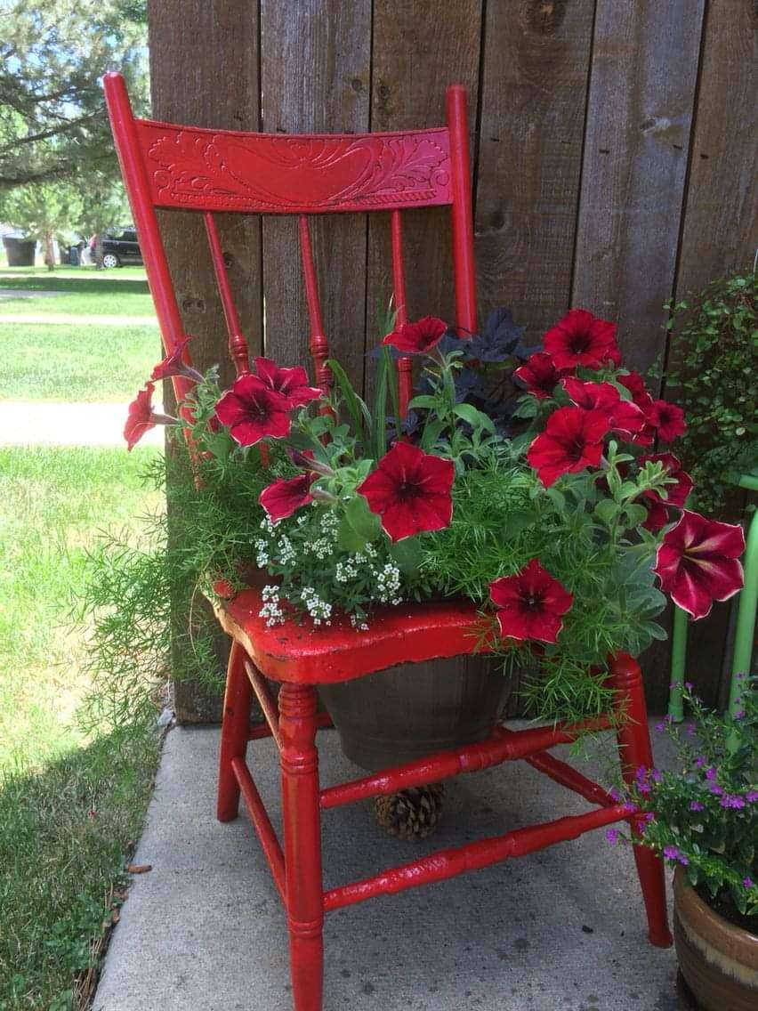 Czerwone krzesło puzzle online