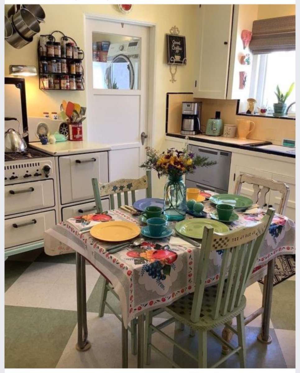 Uroczy stół kuchenny, na którym można zjeść posiłek. puzzle online