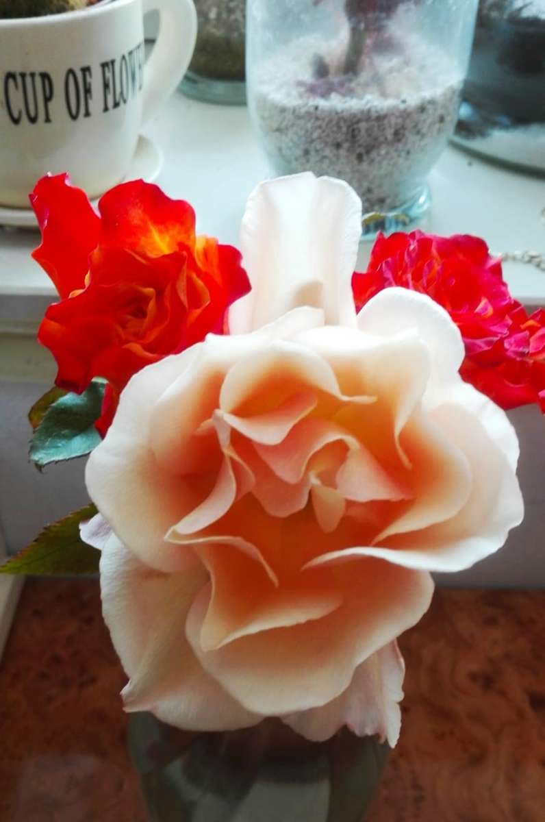 kwiaty w wazonie na stole puzzle online