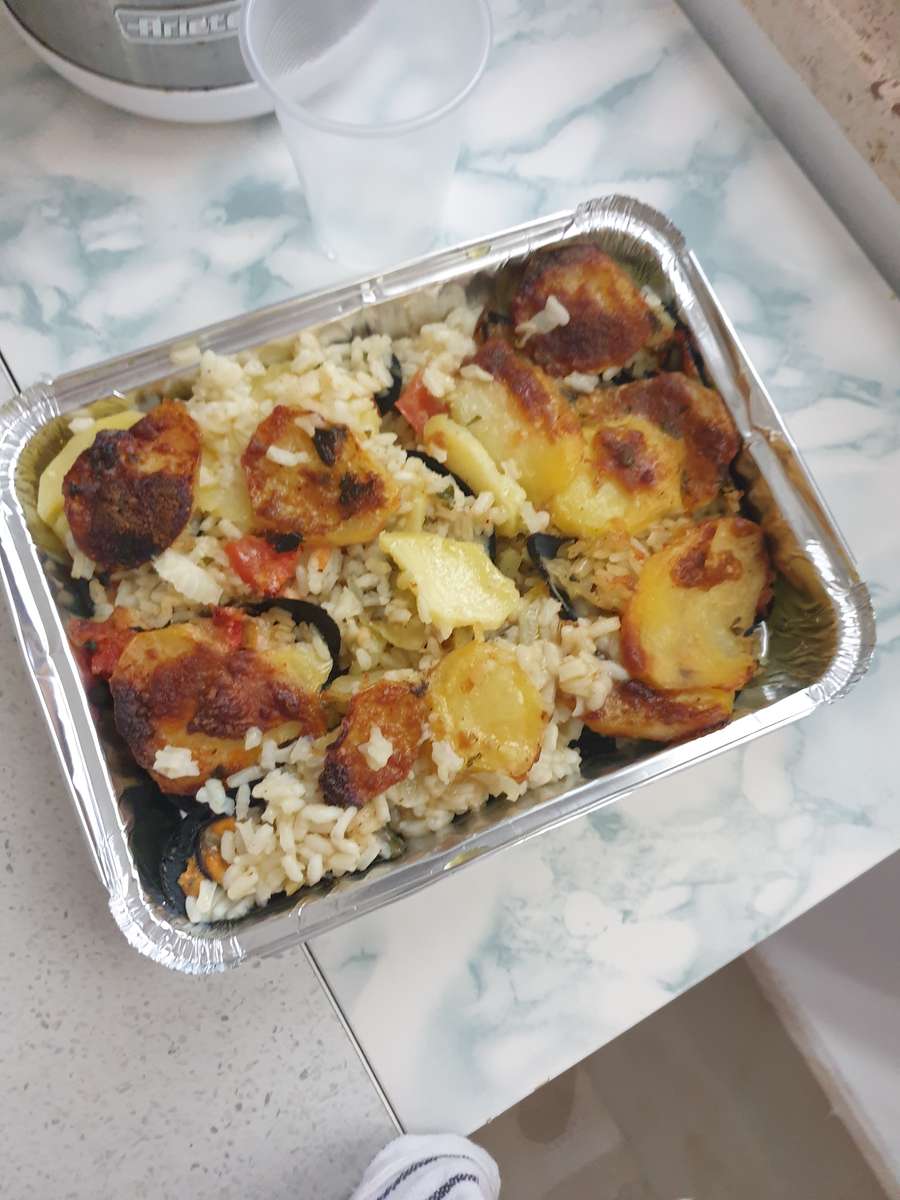 Typowe danie Taranto: ryż, ziemniaki i małże. puzzle online