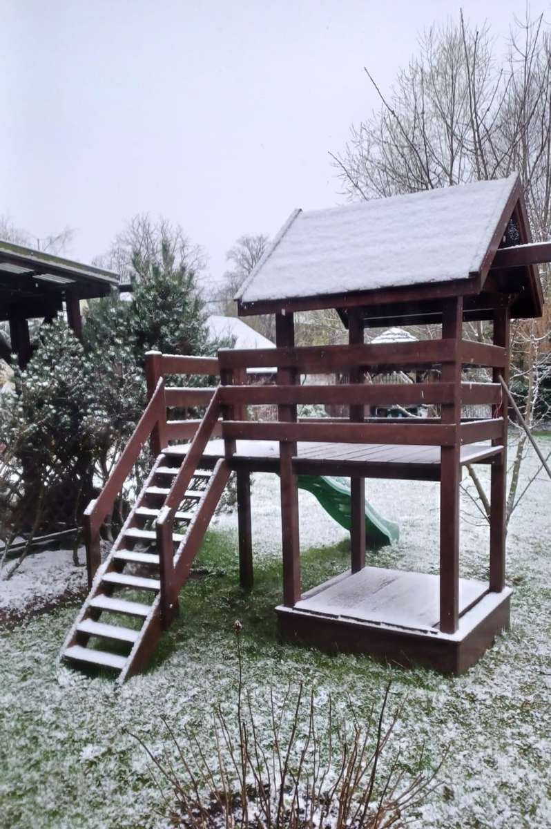spadł śnieg w ogródku puzzle online