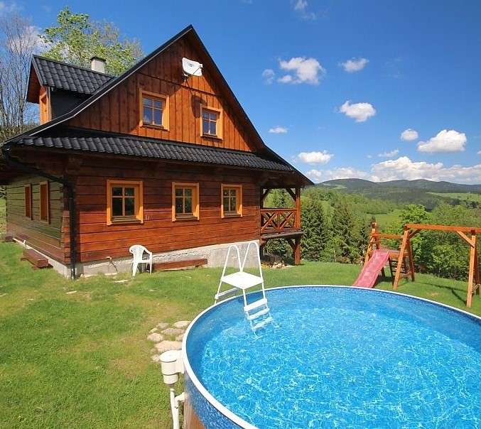 Drewniany dom z basenem w górach puzzle online