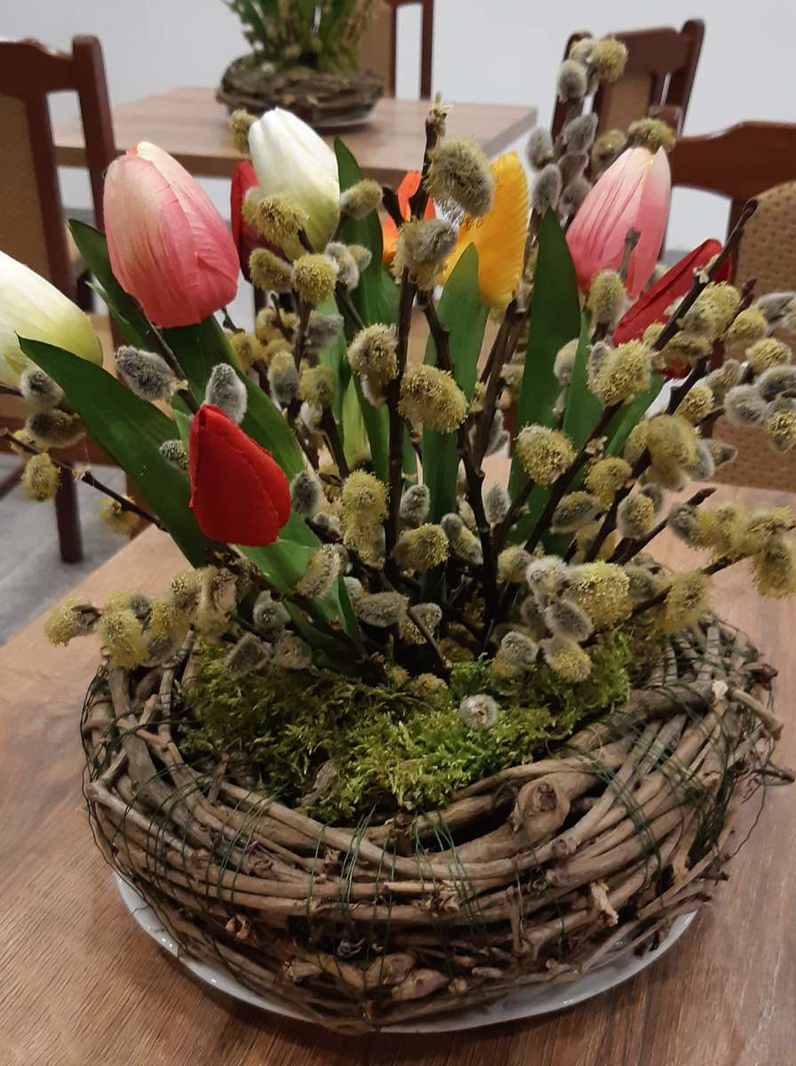 ozdobny koszyk z kwiatami puzzle online