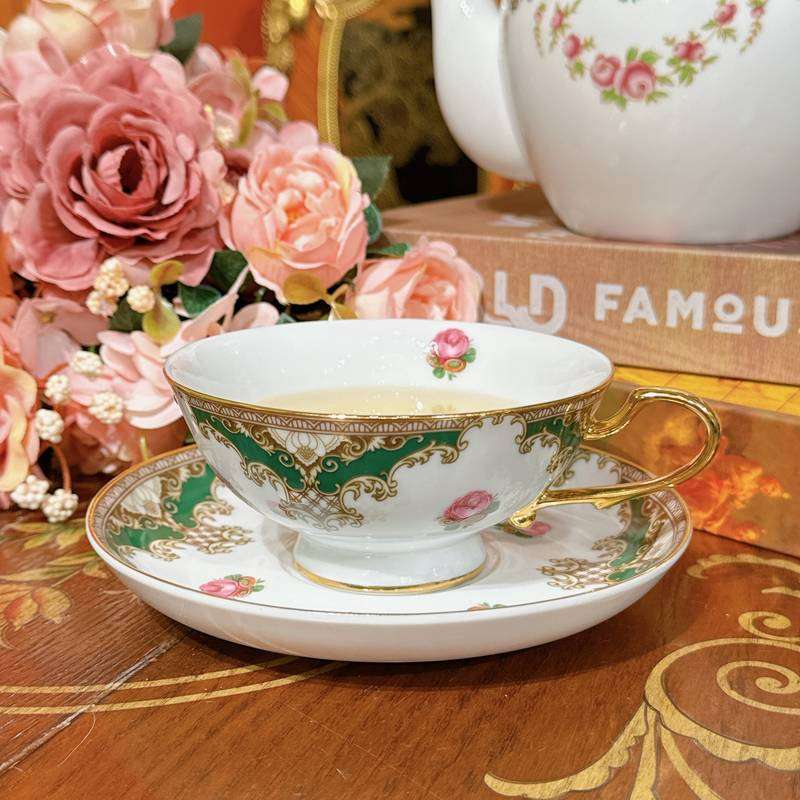 złocona filiżanka do herbaty puzzle online