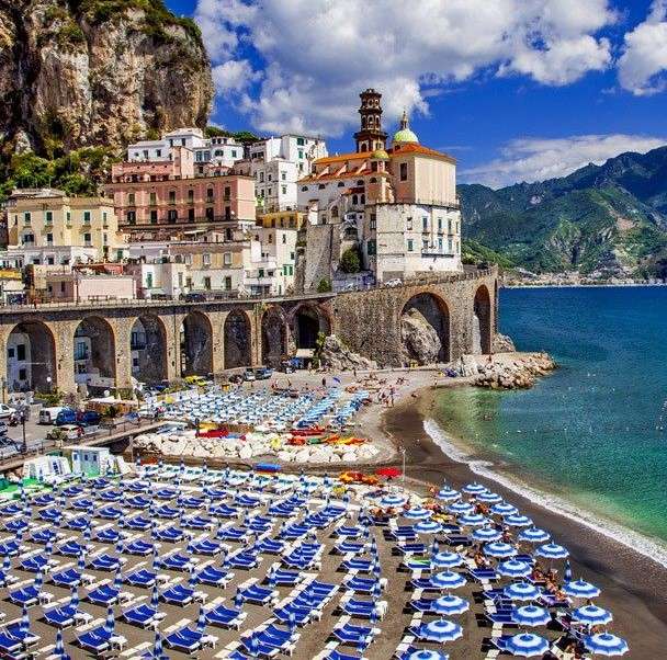 Plaża z hotelem w Sorrento puzzle online