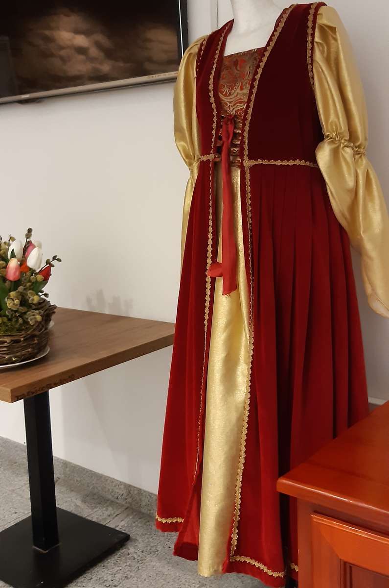starodawna suknia damska puzzle online