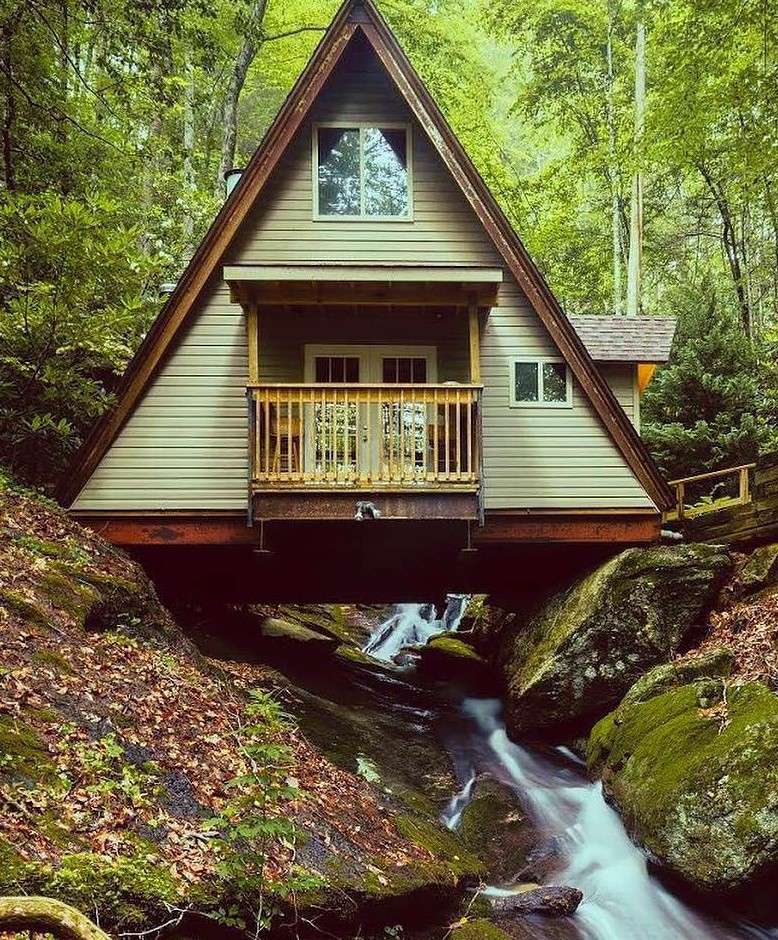 Dom nad strumieniem w lesie puzzle online