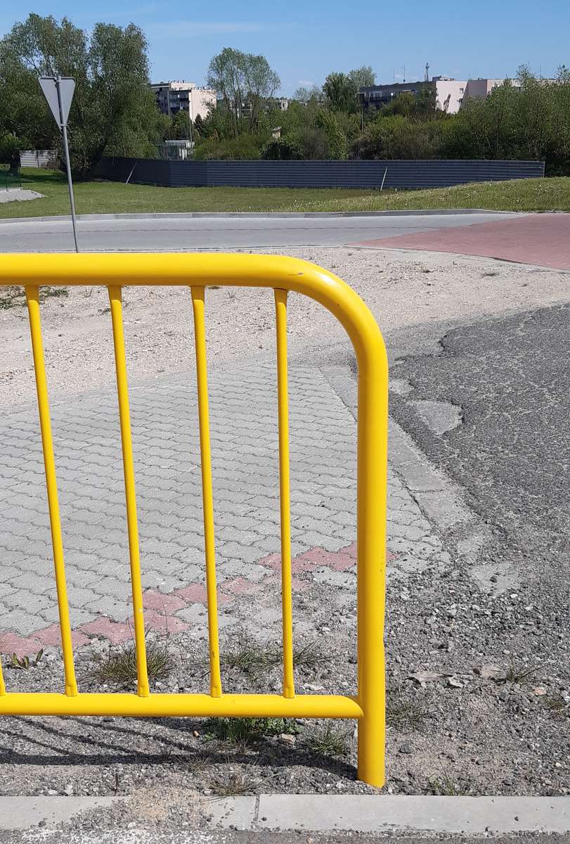 żółta barierka i parking puzzle online