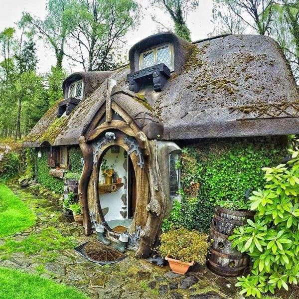 Dom w stylu hobbita w pobliżu wioski Tomac puzzle online
