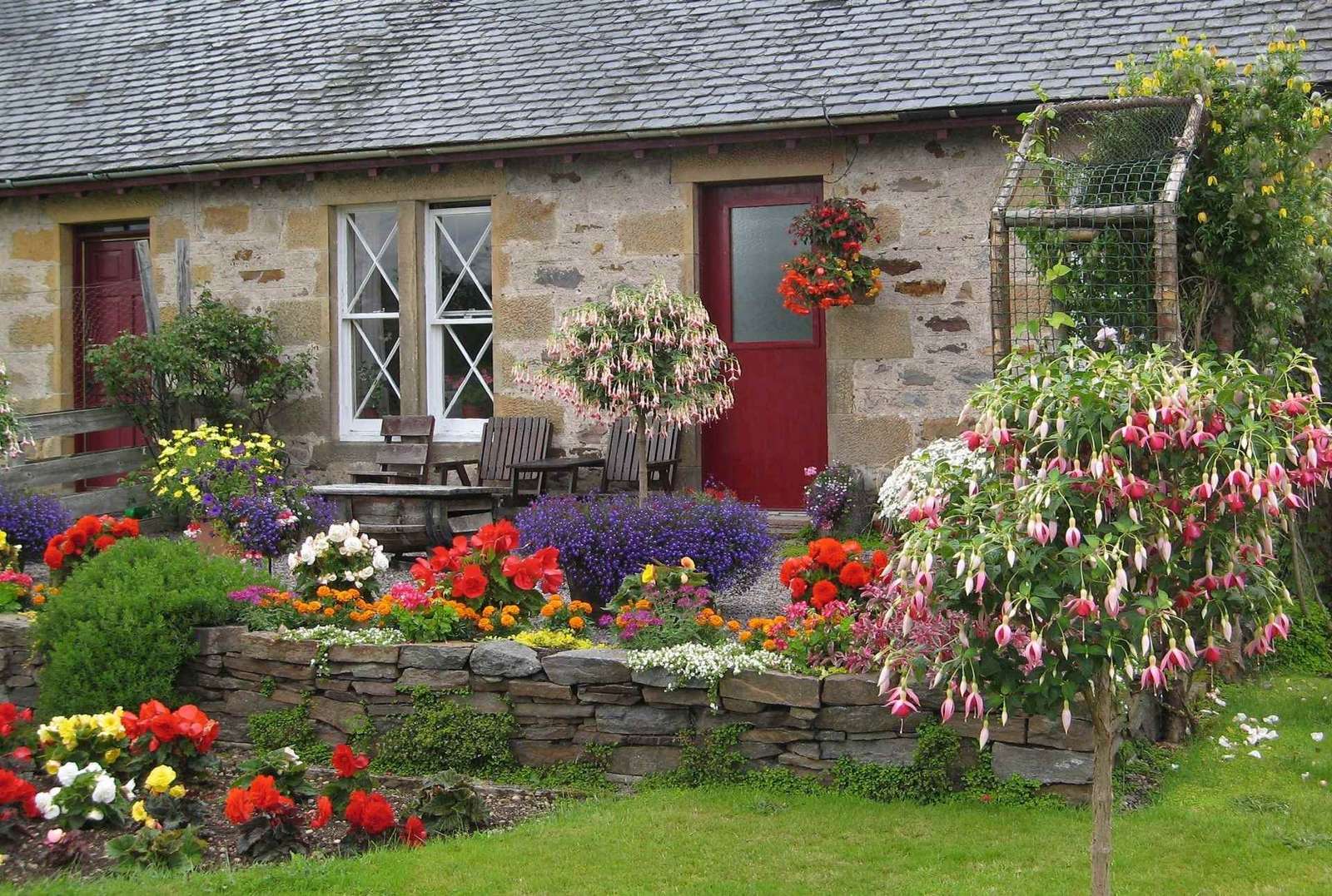 Piękny ogród kwiatowy puzzle online