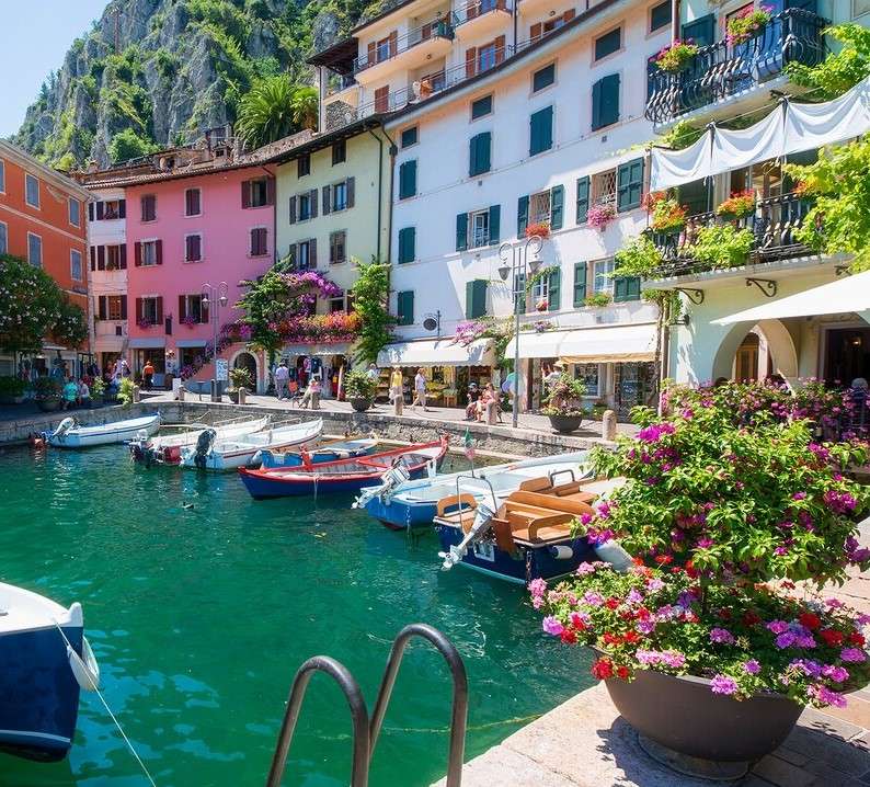 Hotel u wybrzeża jeziora Garda puzzle online