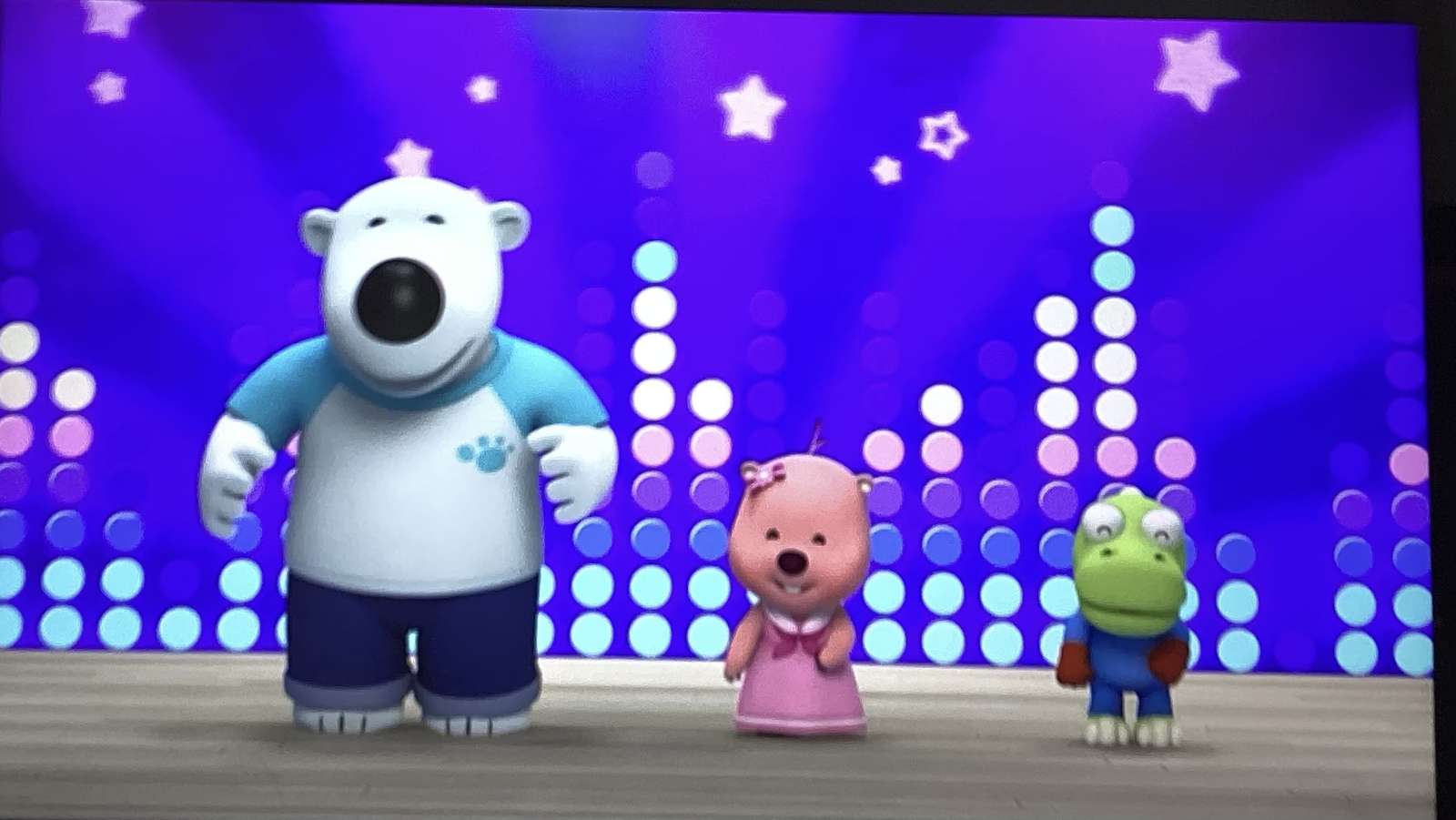 Niedźwiedź polarny z przyjaciółmi puzzle online