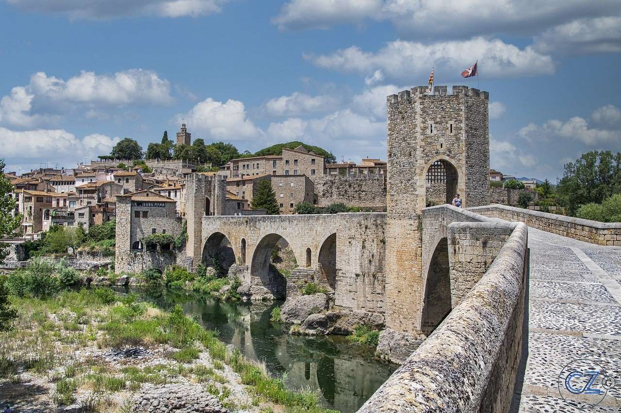 Średniowieczna wioska, most, wieża puzzle online