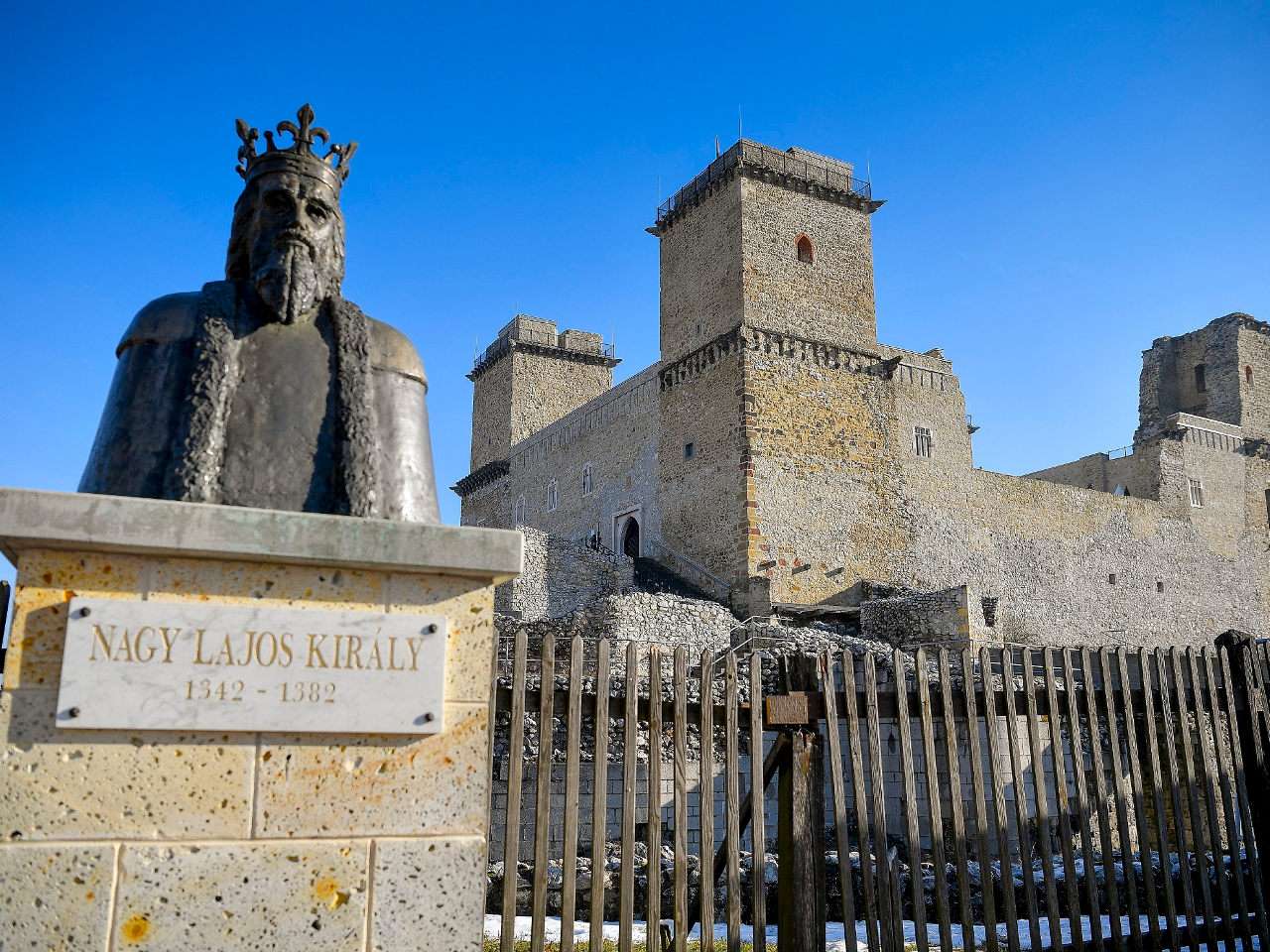 Pomnik króla Lajosa Wielkiego na zamku Diósgyőr puzzle online
