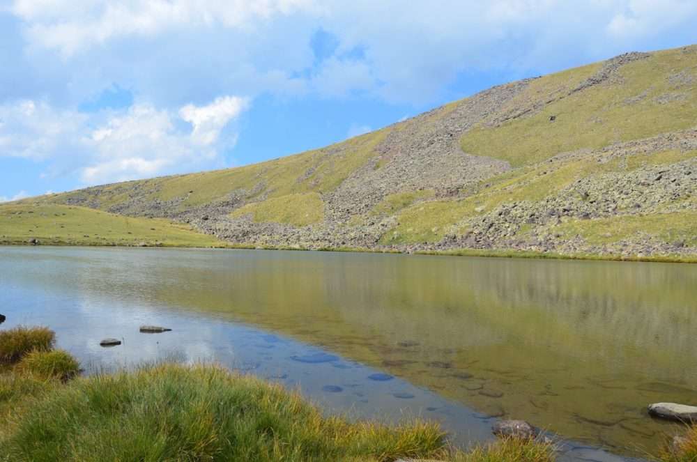 Jezioro w górach Aragats w Armenii puzzle online