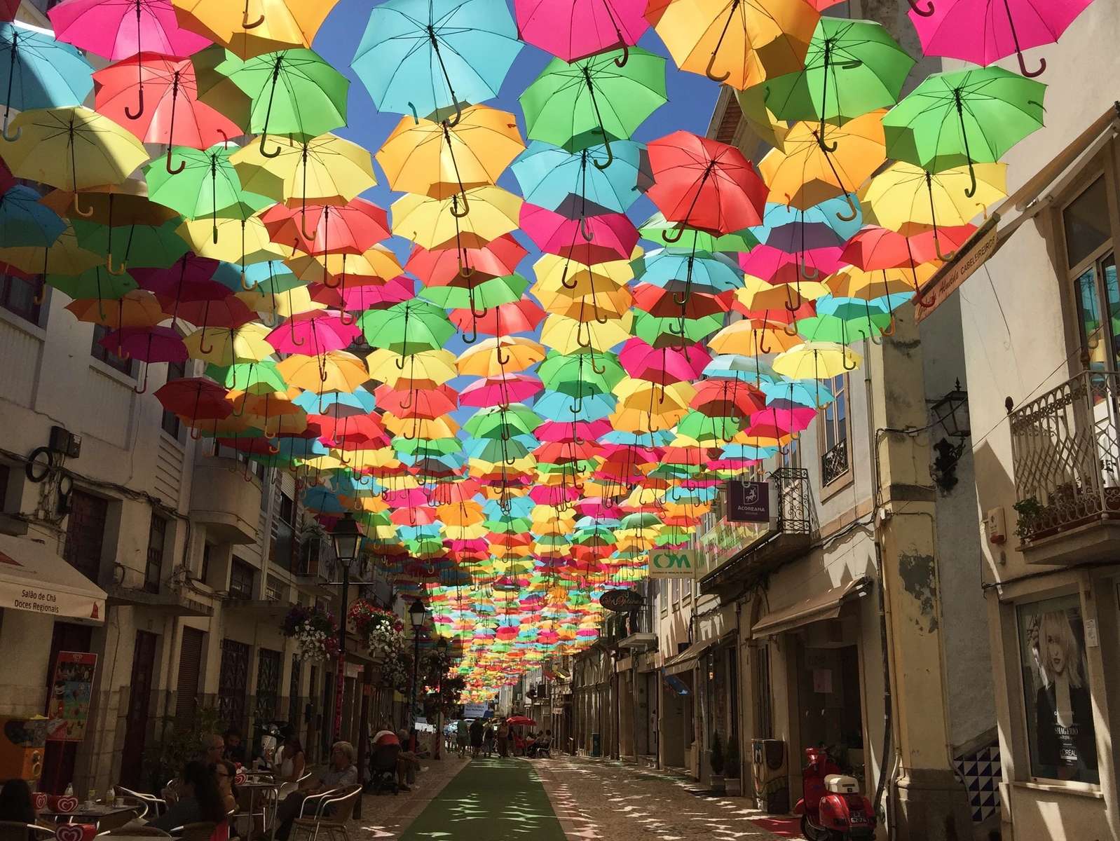 Kolorowe parasole Agueda puzzle online