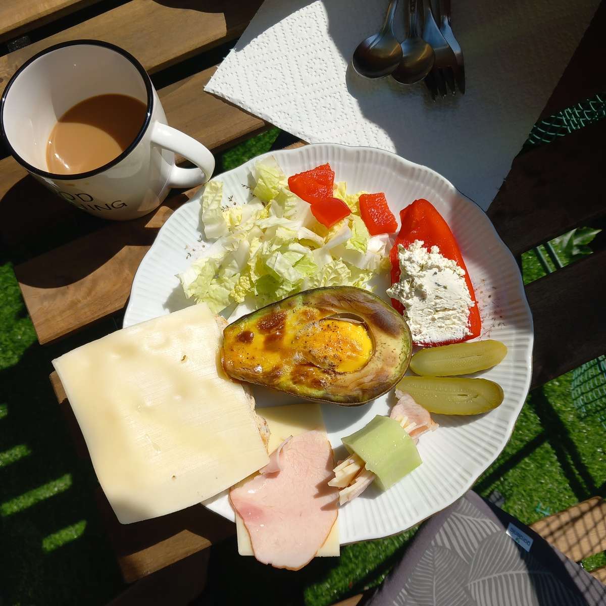 Śniadanie na balkonie podczas urlopu puzzle online