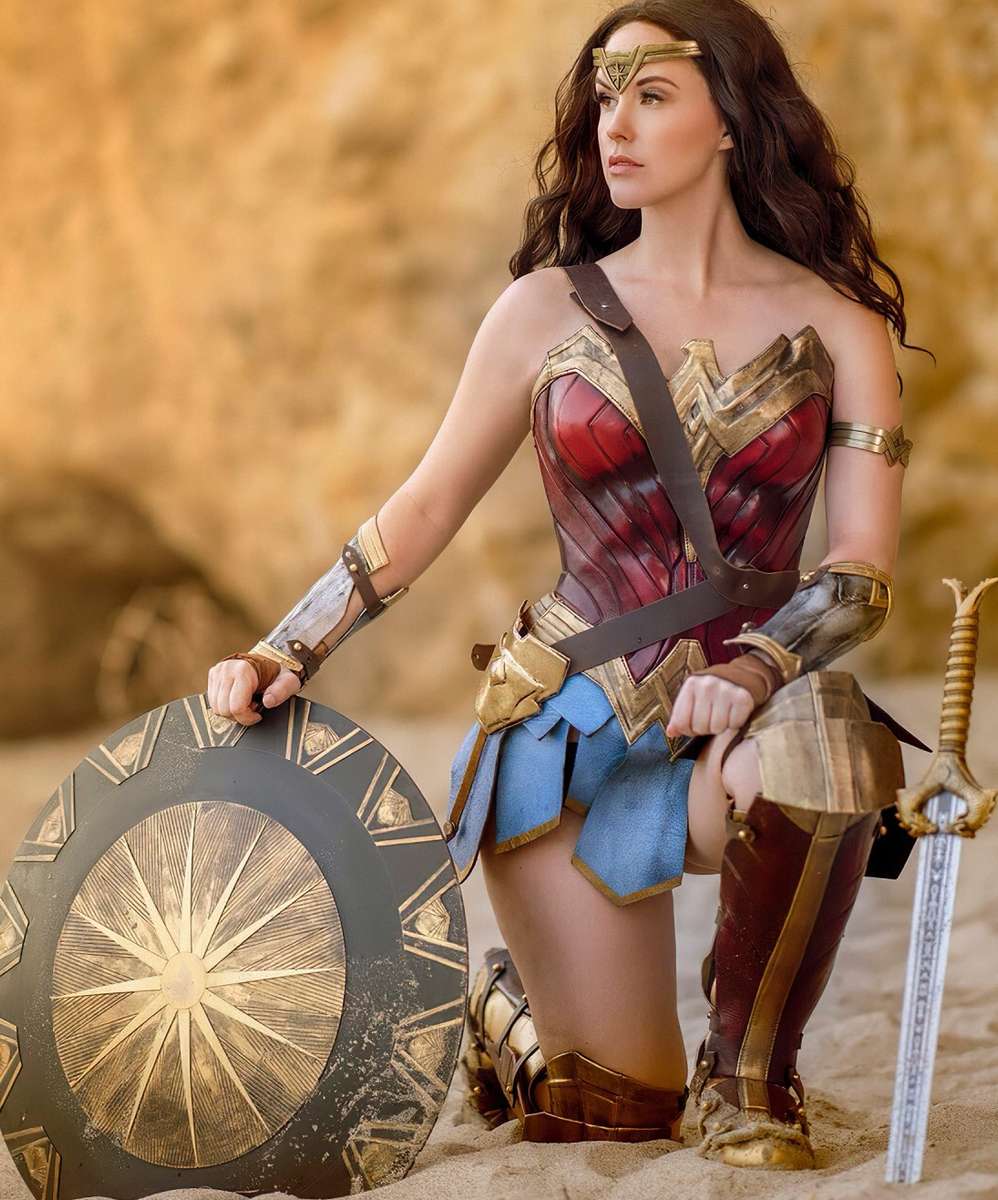 Meg Turney w zbroi jak Wonder Woman puzzle online