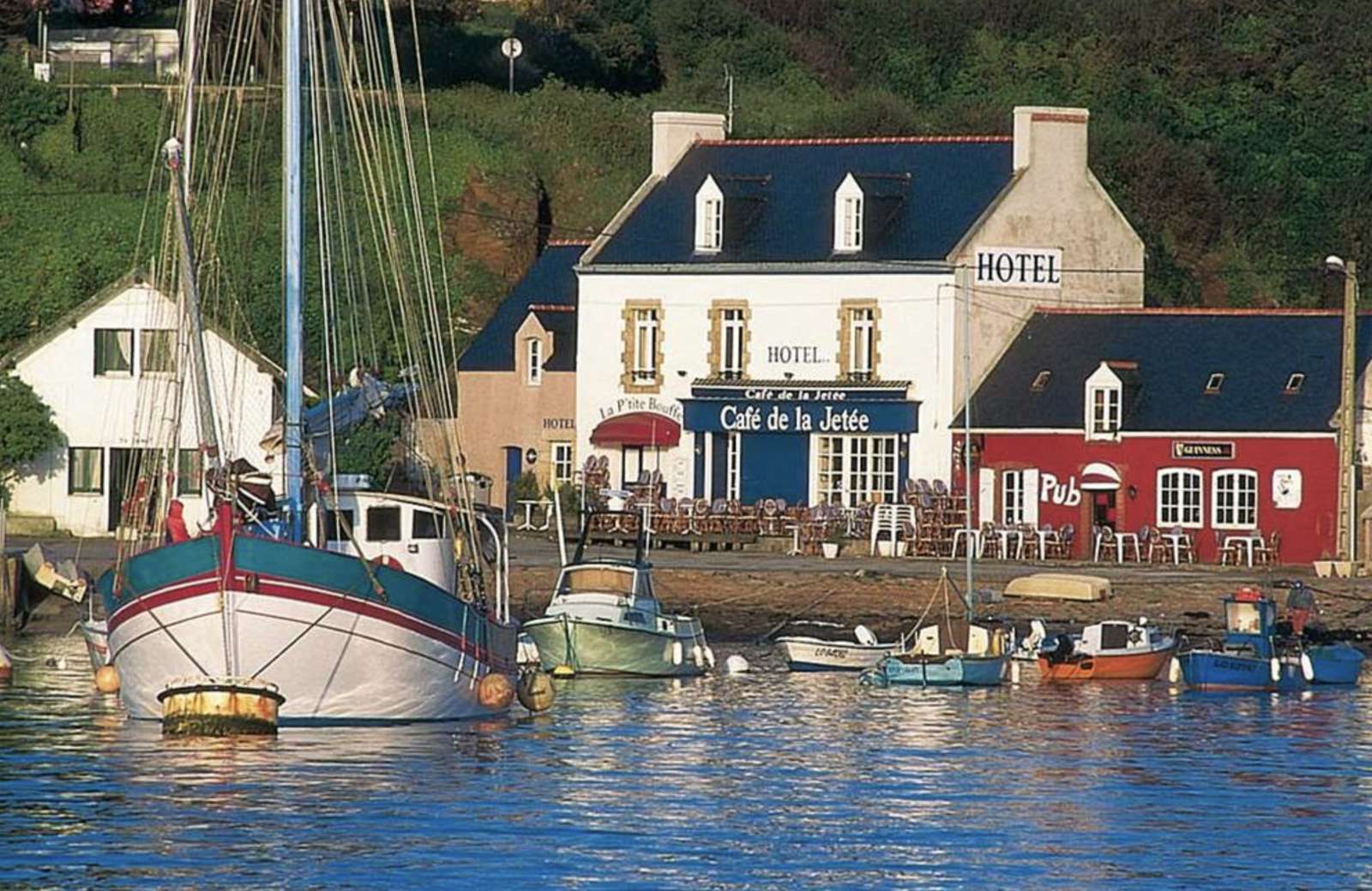 Hotel przy molo Groix puzzle online