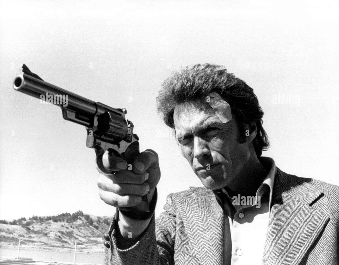 Clint Eastwood, Siła Magnum (1973) puzzle online